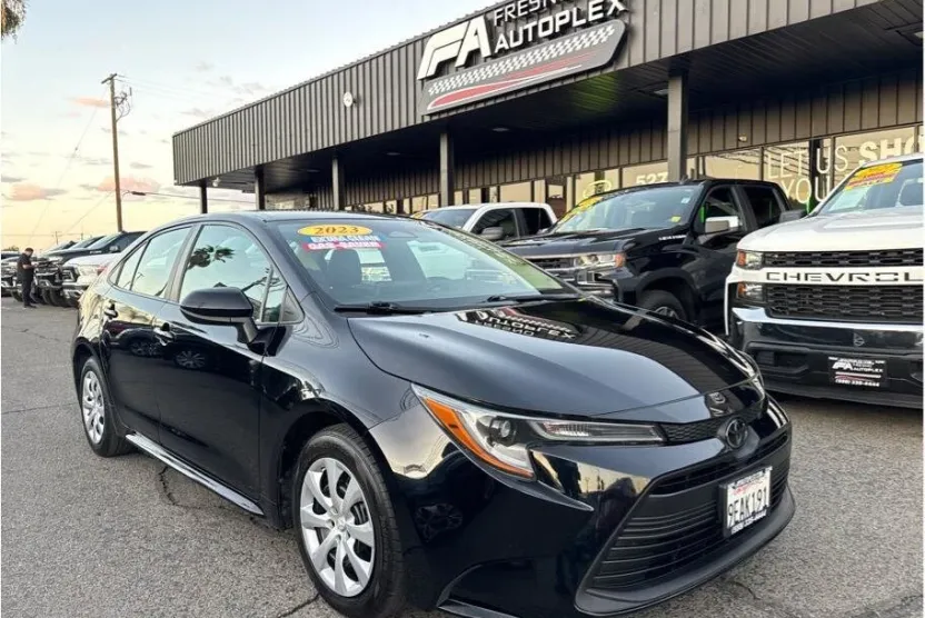 2023 Toyota Corolla LE photo 1