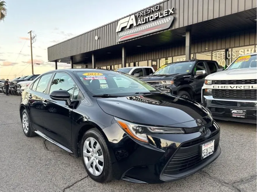 2023 Toyota Corolla LE photo 1