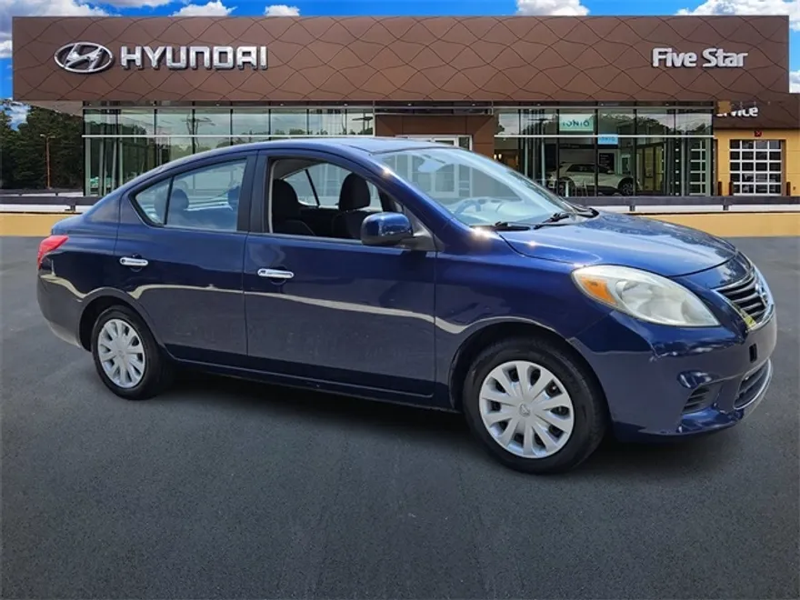 2012 Nissan Versa 1.6 SV photo 1