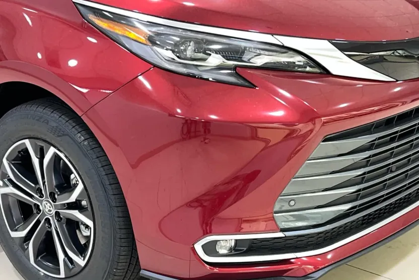 2025 Toyota Sienna Platinum photo 1