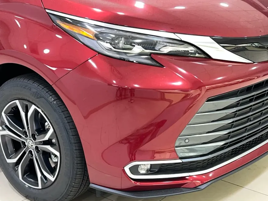 2025 Toyota Sienna Platinum photo 1