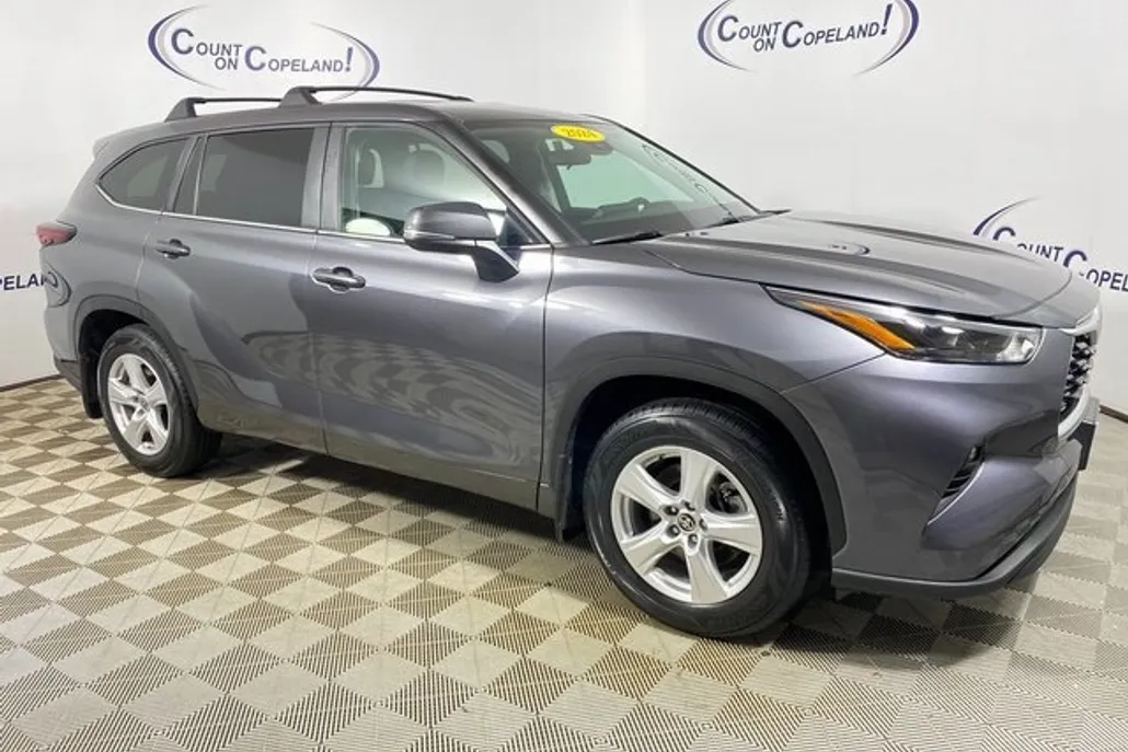 2024 Toyota Highlander LE photo 1