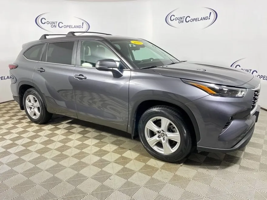 2024 Toyota Highlander LE photo 1