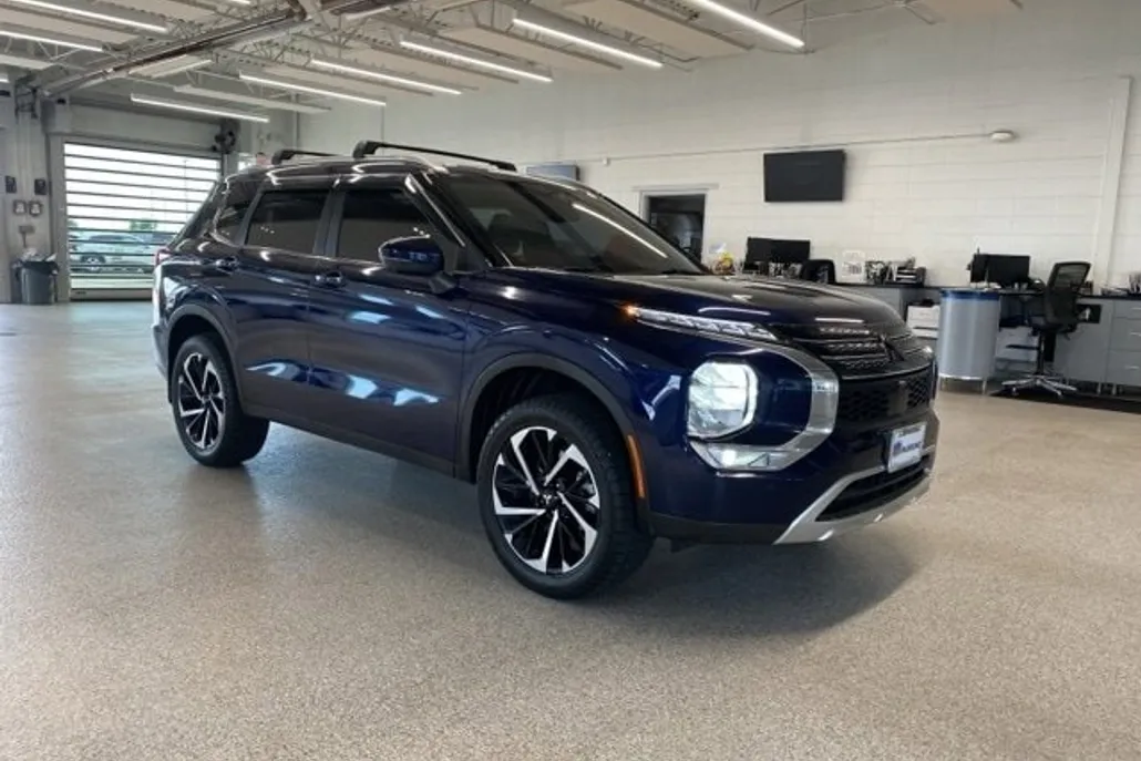 2024 Mitsubishi Outlander SE Black Edition photo 1