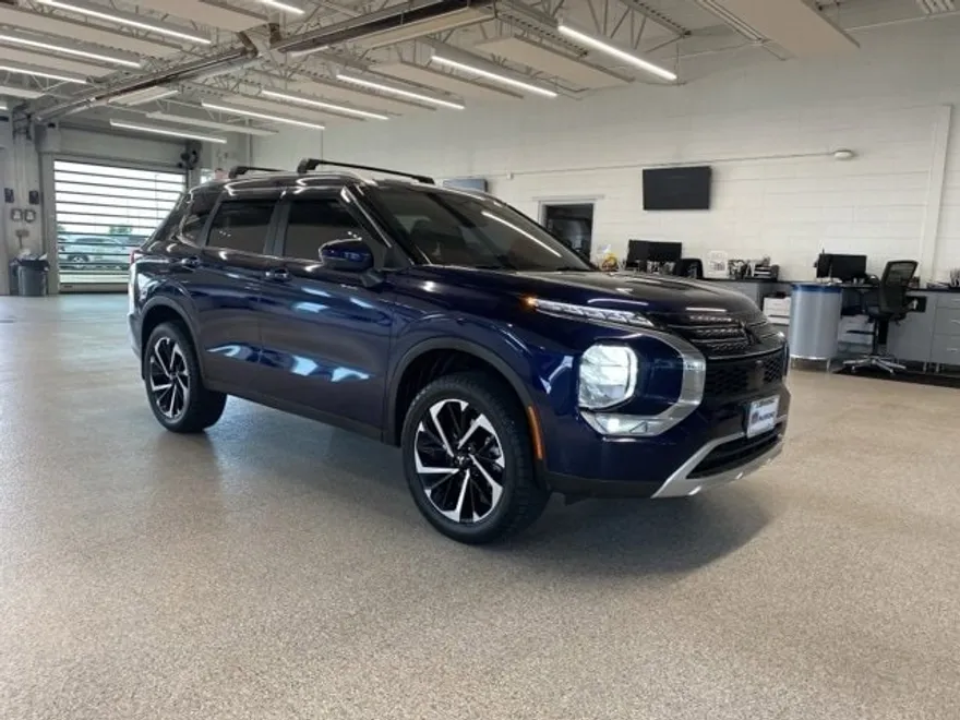 2024 Mitsubishi Outlander SE Black Edition photo 1
