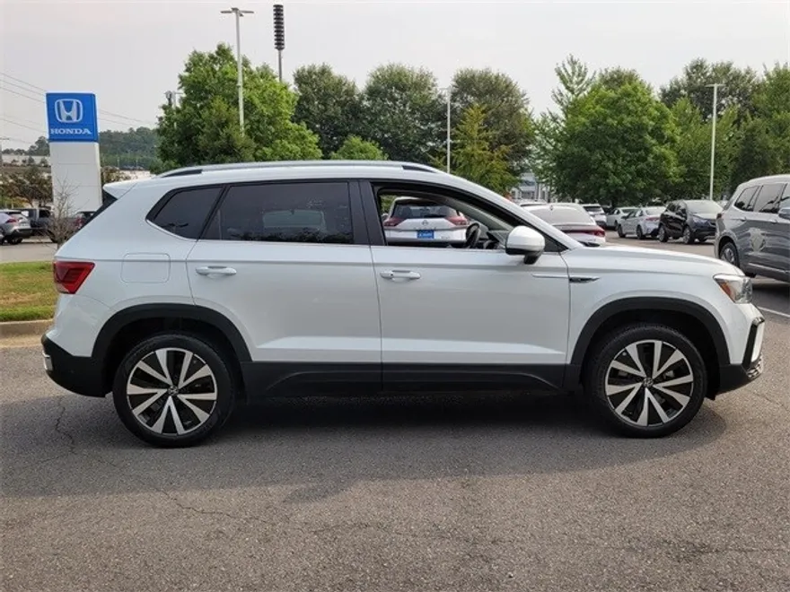 2023 Volkswagen Taos SE photo 1