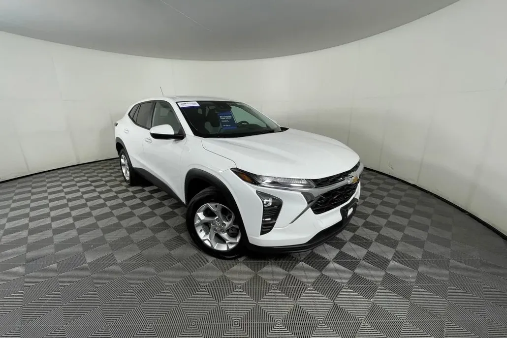 2024 Chevrolet Trax LS photo 1
