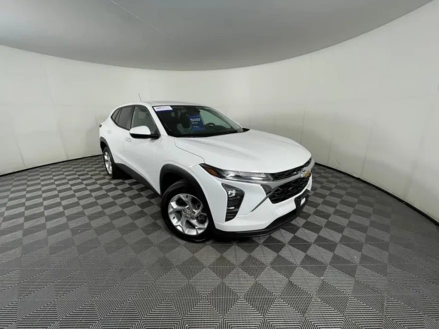 2024 Chevrolet Trax LS photo 1