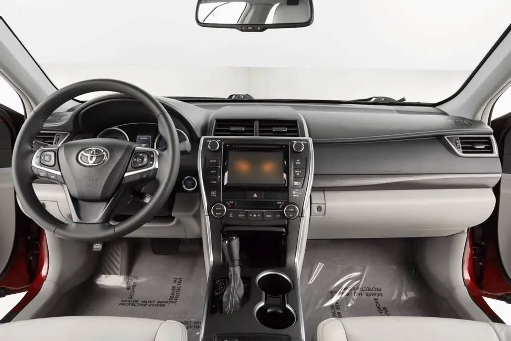 2015 Toyota Camry Hybrid LE photo 1