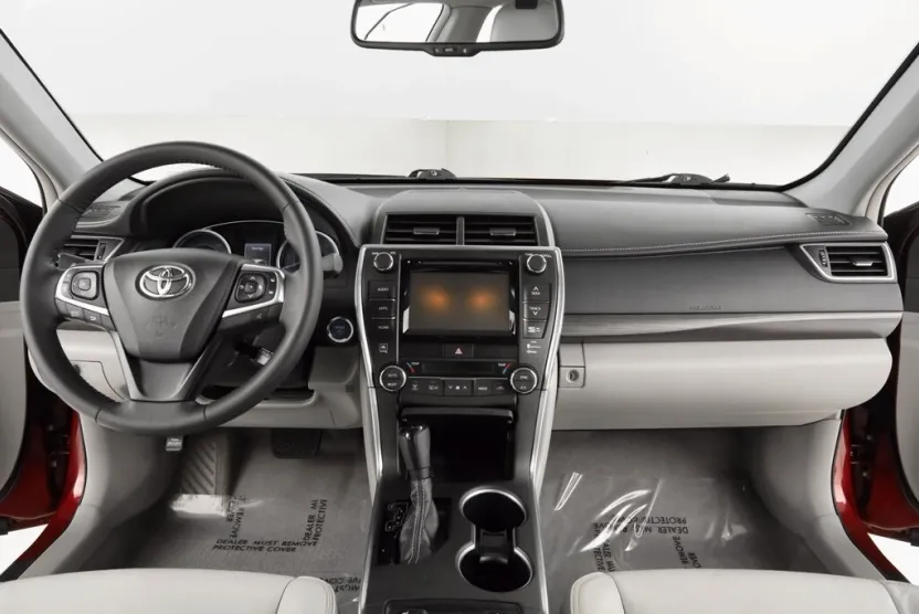 2015 Toyota Camry Hybrid LE photo 1
