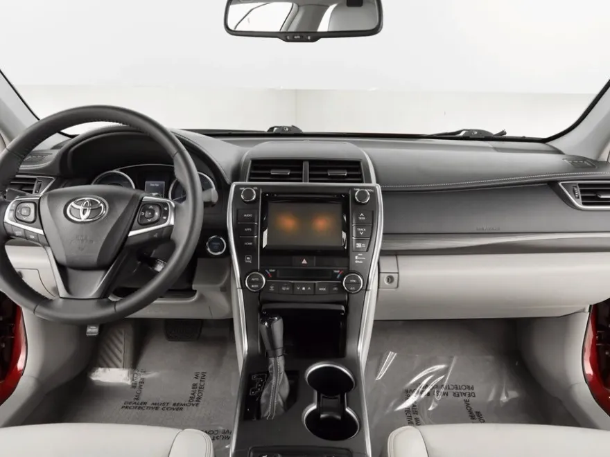 2015 Toyota Camry Hybrid LE photo 1