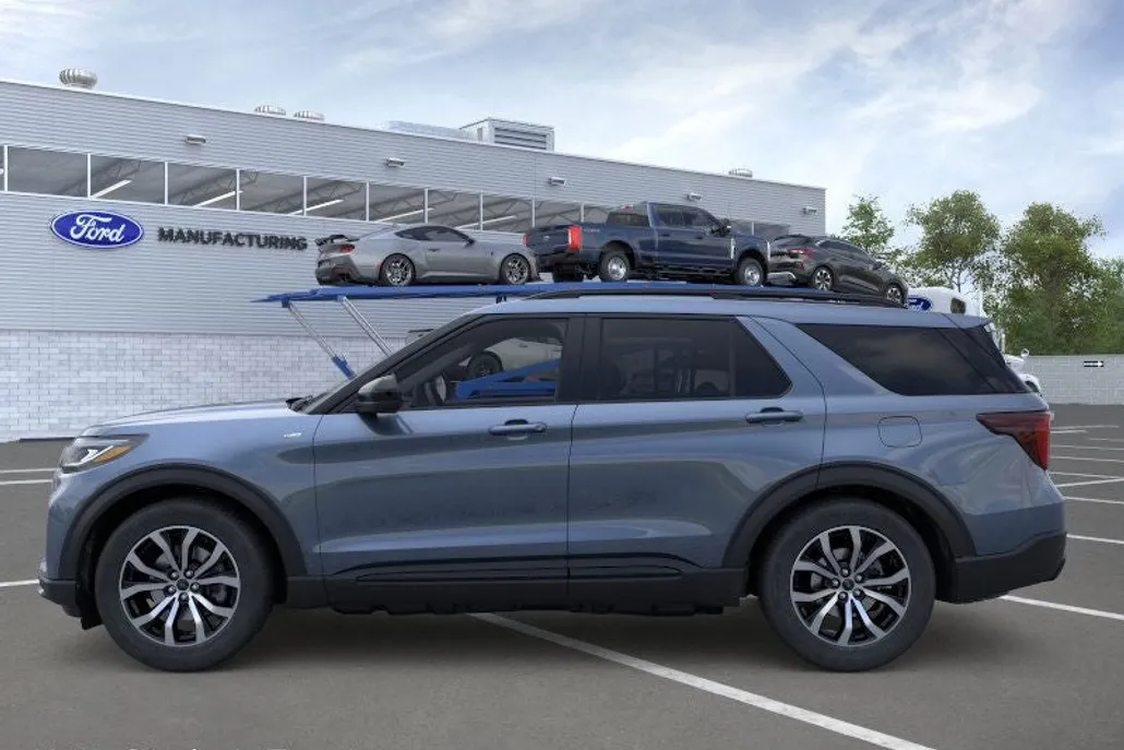 2025 Ford Explorer ST-Line photo 1