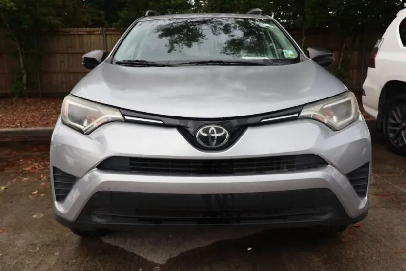 2017 Toyota RAV4 LE photo 1