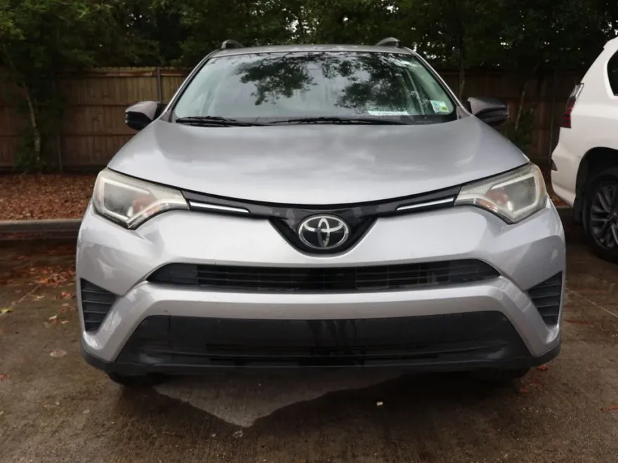 2017 Toyota RAV4 LE photo 1