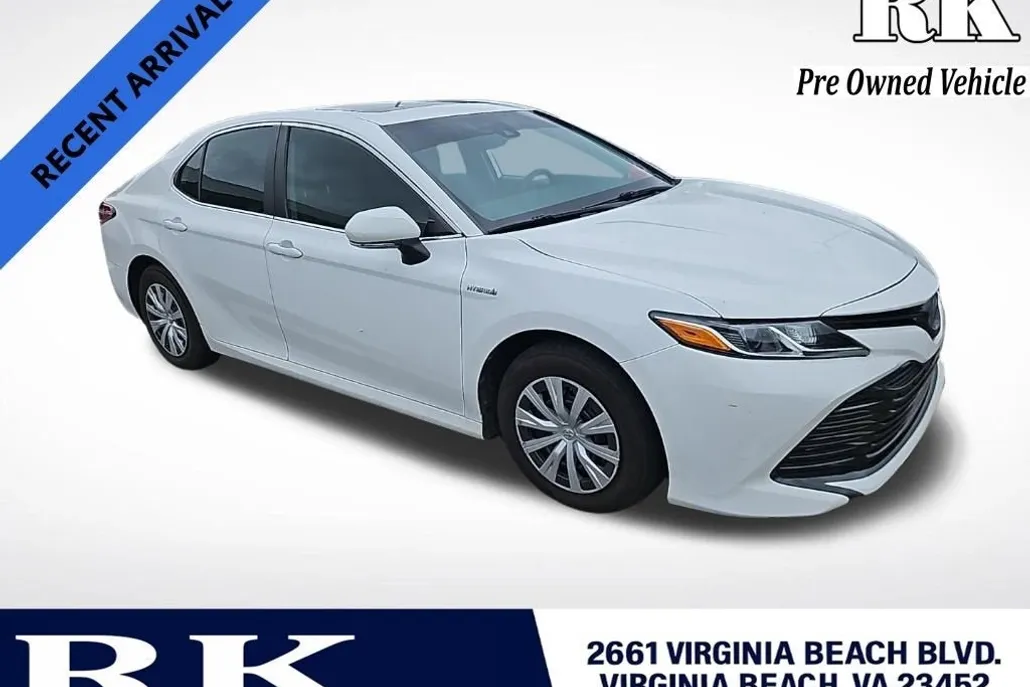 2019 Toyota Camry LE Hybrid photo 1