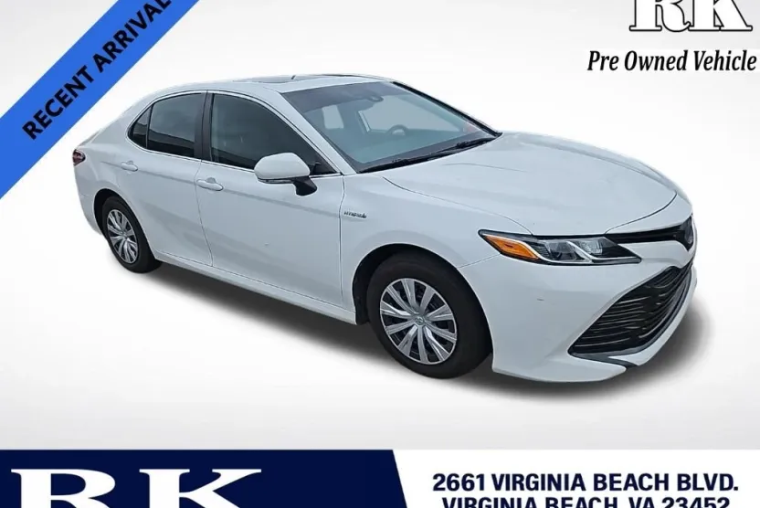 2019 Toyota Camry LE Hybrid photo 1