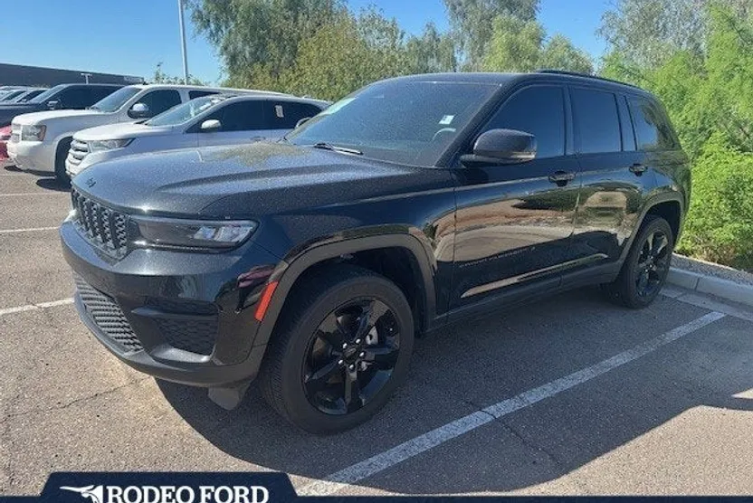 2023 Jeep Grand Cherokee Laredo Altitude photo 1