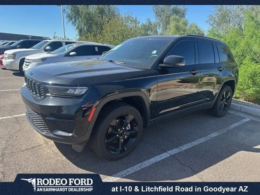 2023 Jeep Grand Cherokee Laredo Altitude photo 1