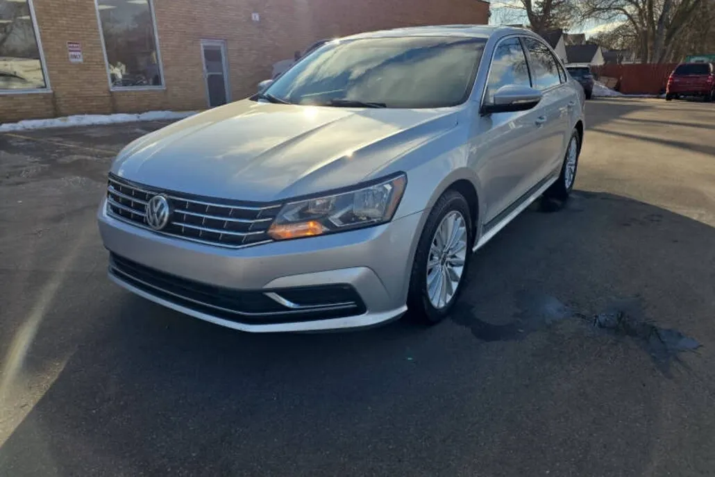 2016 Volkswagen Passat SE photo 1