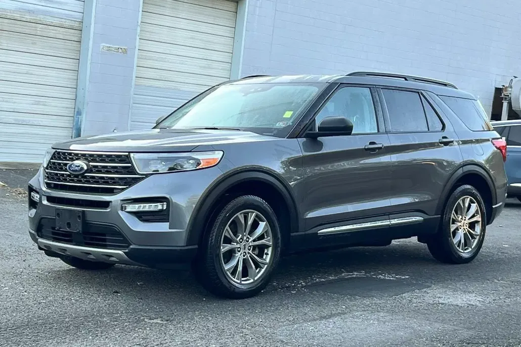 2022 Ford Explorer XLT photo 1