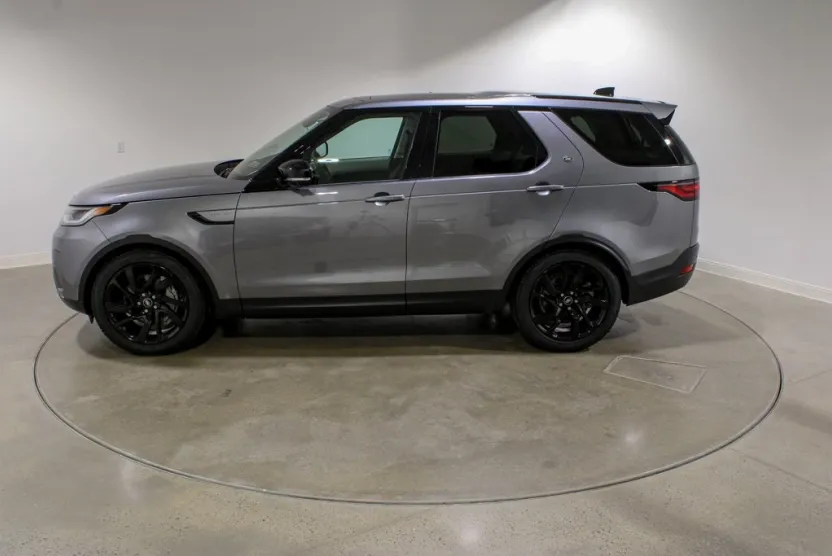 2025 Land Rover Discovery S photo 1
