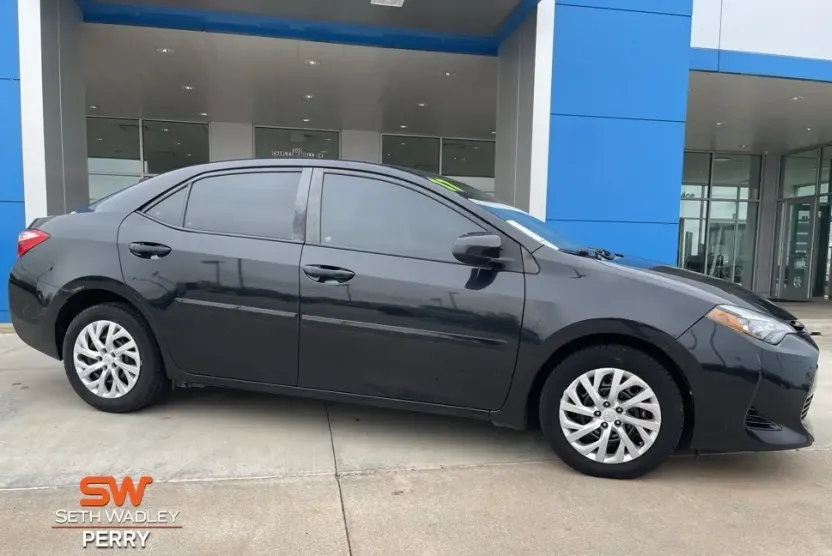 2017 Toyota Corolla L photo 1