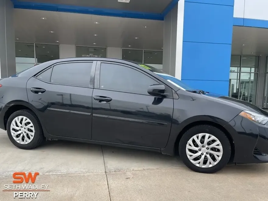 2017 Toyota Corolla L photo 1