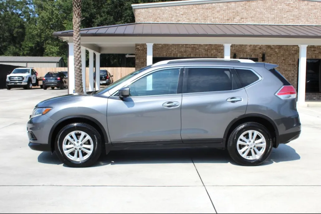 2016 Nissan Rogue SV photo 1