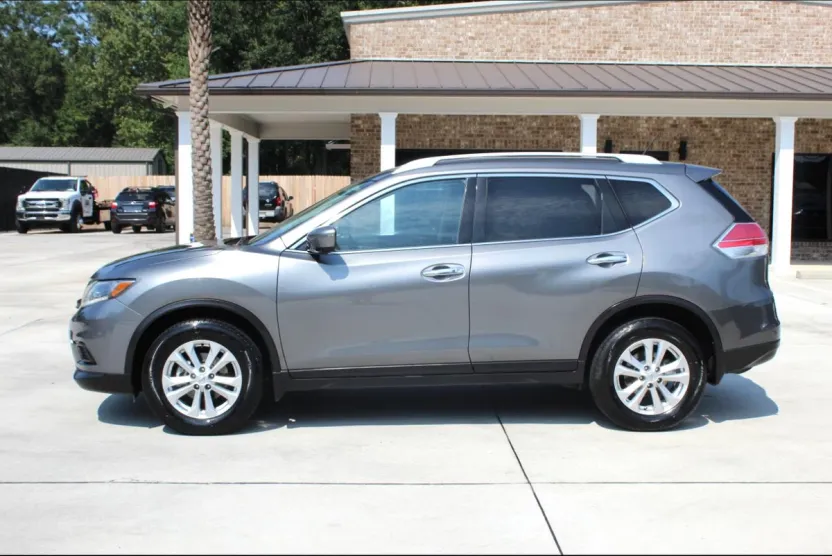 2016 Nissan Rogue SV photo 1