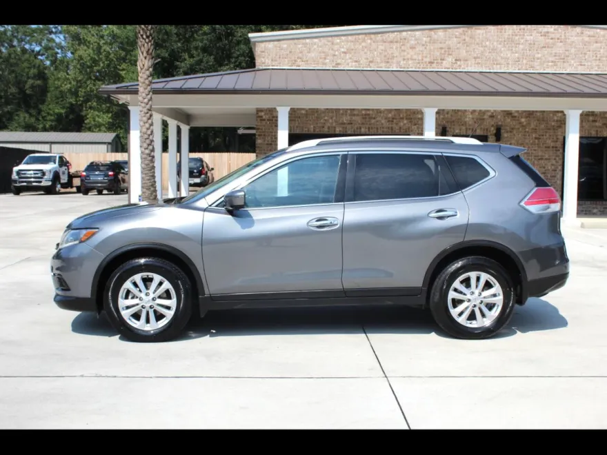 2016 Nissan Rogue SV photo 1