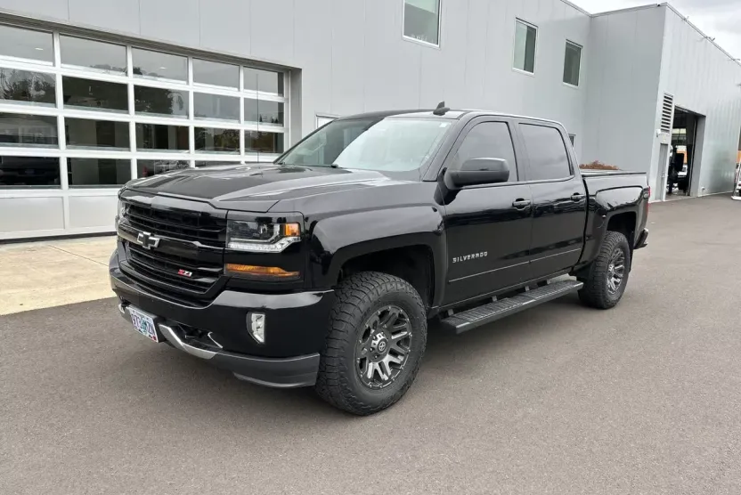 2018 Chevrolet Silverado LT photo 1
