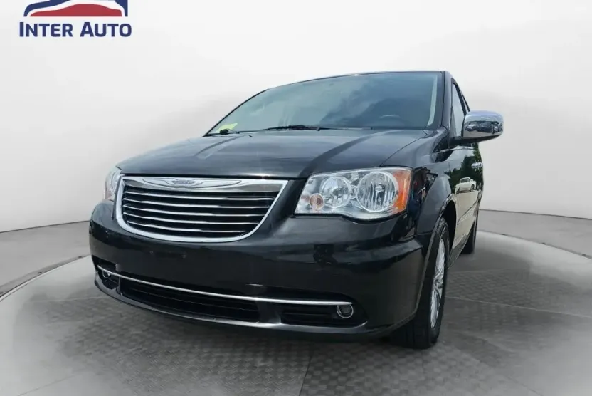 2015 Chrysler Town & Country photo 1