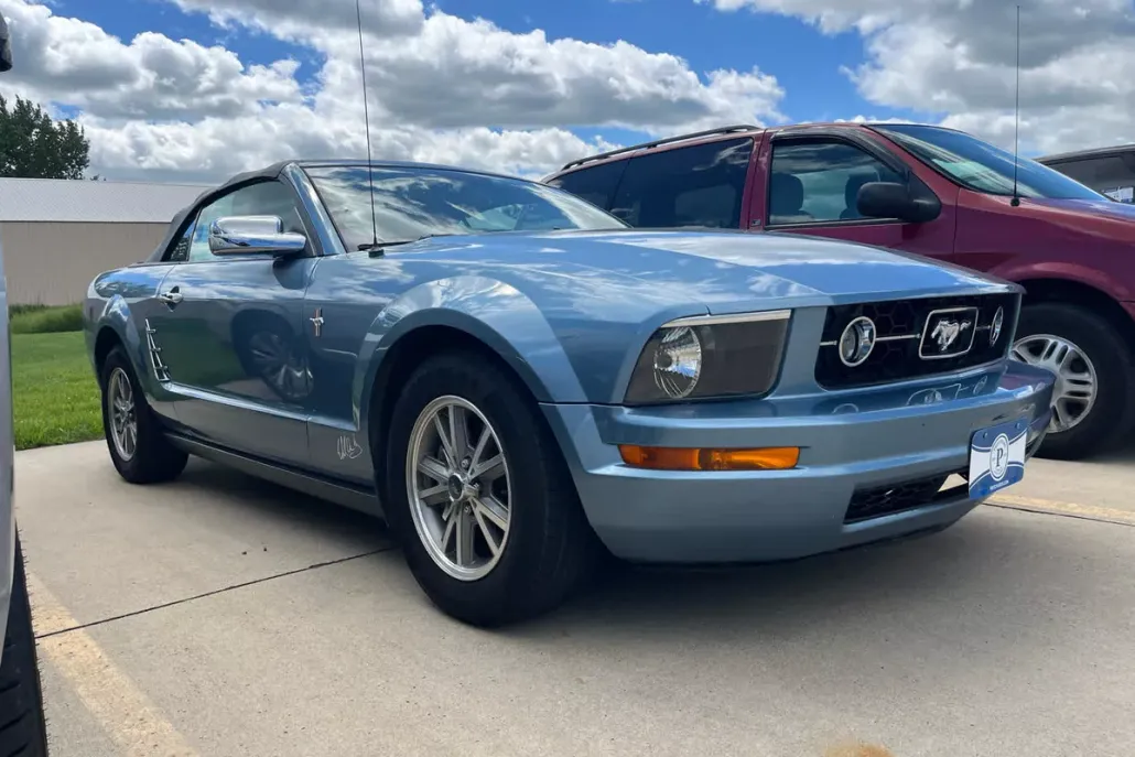 2005 Ford Mustang Deluxe photo 1