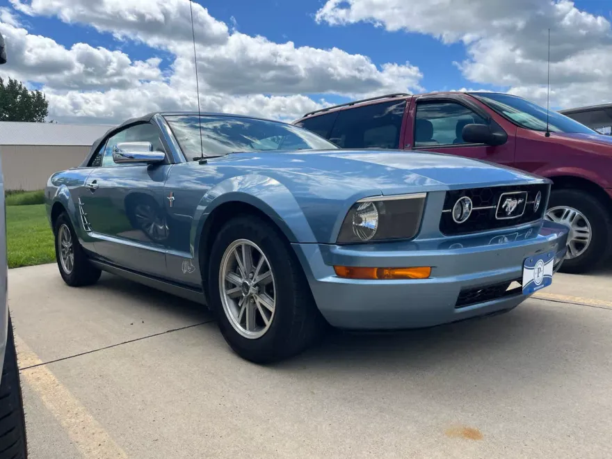 2005 Ford Mustang Deluxe photo 1