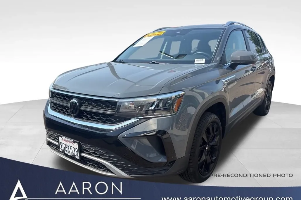 2023 Volkswagen Taos SE photo 1