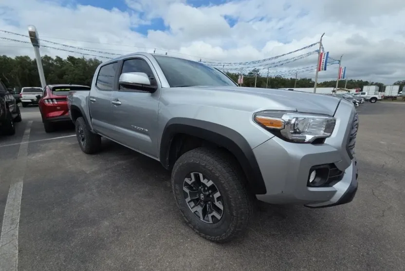 2023 Toyota Tacoma TRD Off-Road V6 photo 1