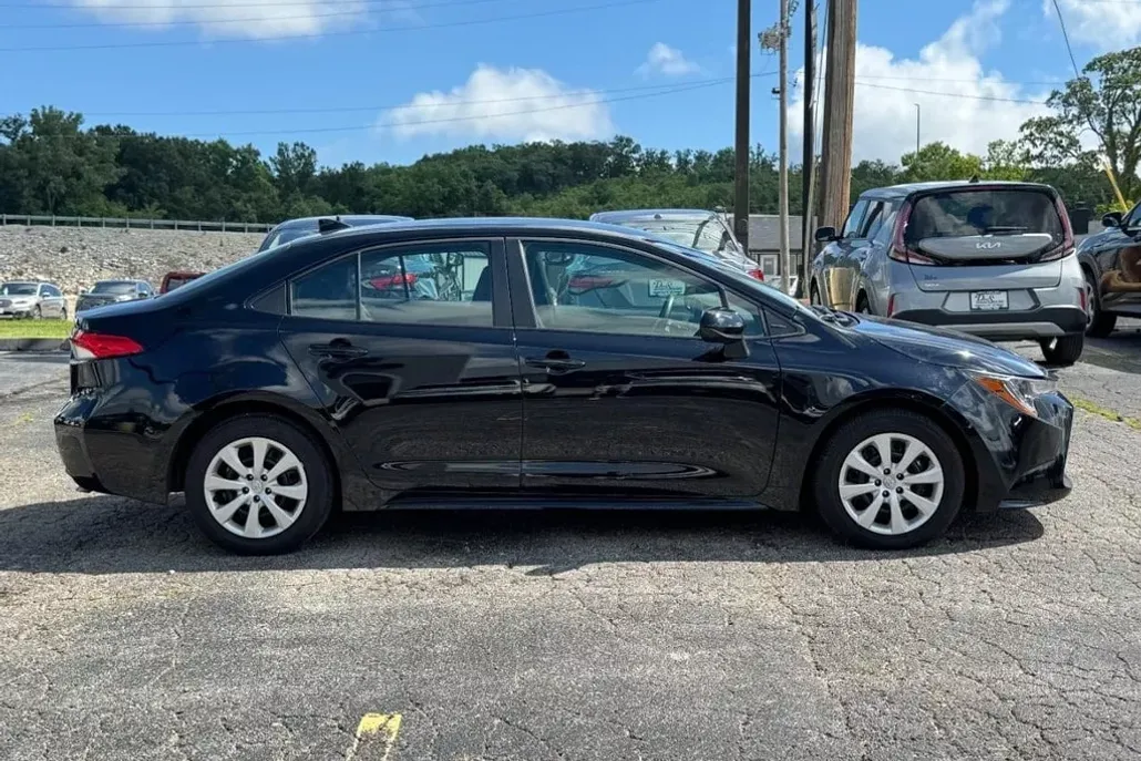 2024 Toyota Corolla LE photo 1