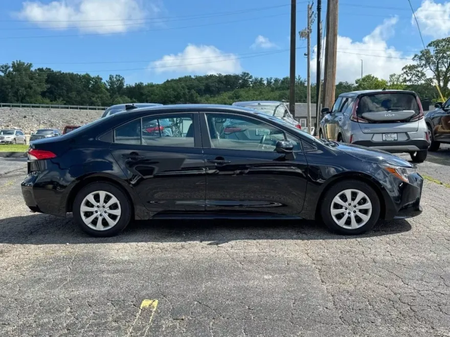 2024 Toyota Corolla LE photo 1