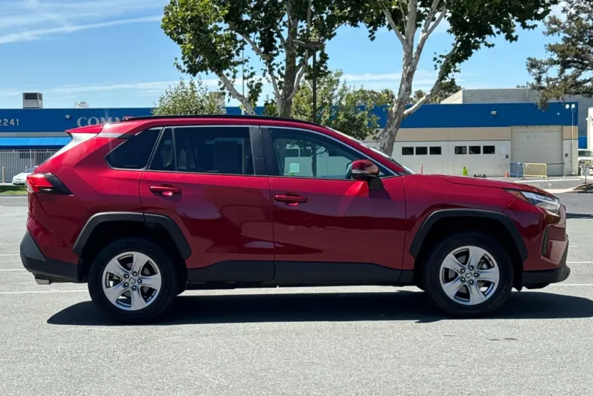 2022 Toyota RAV4 XLE photo 1