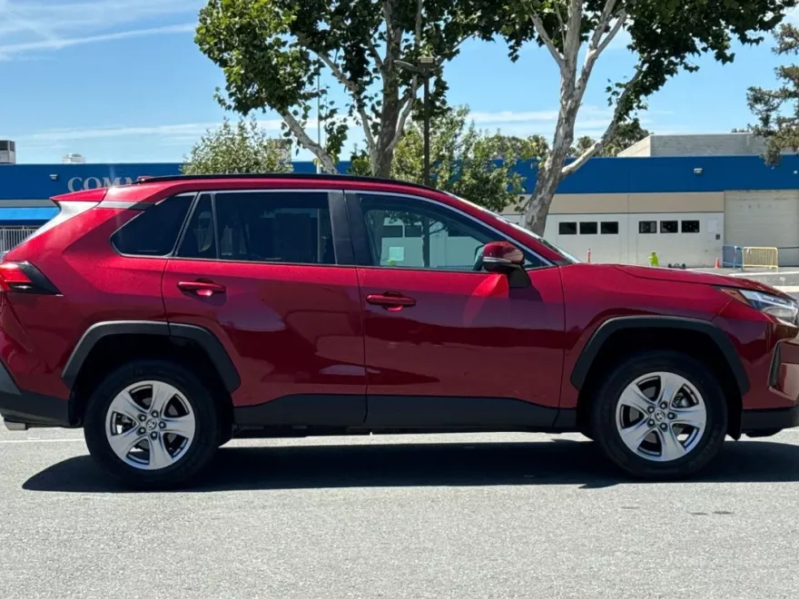 2022 Toyota RAV4 XLE photo 1