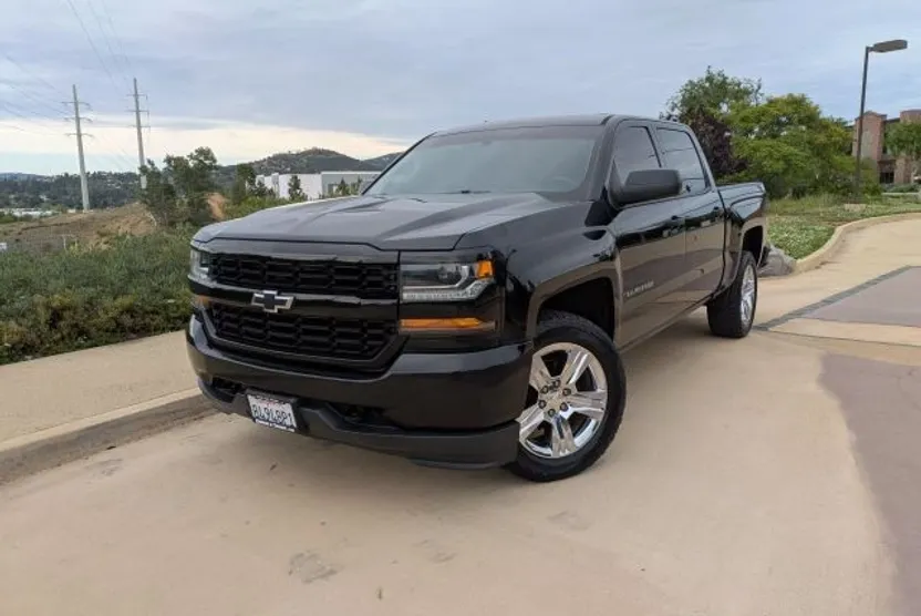 2018 Chevrolet Silverado 1500 Custom photo 1