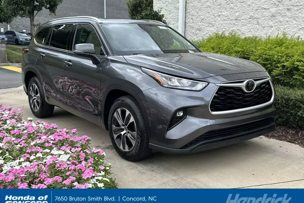 2020 Toyota Highlander XLE photo 1