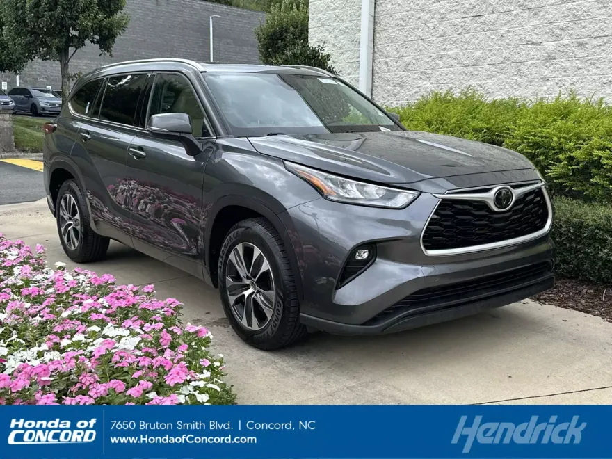 2020 Toyota Highlander XLE photo 1