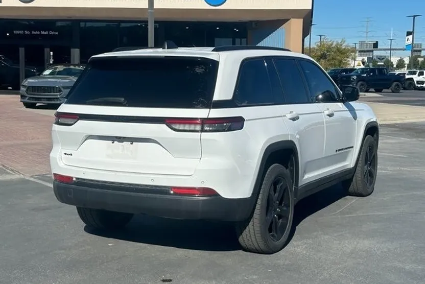 2023 Jeep Grand Cherokee Laredo photo 1