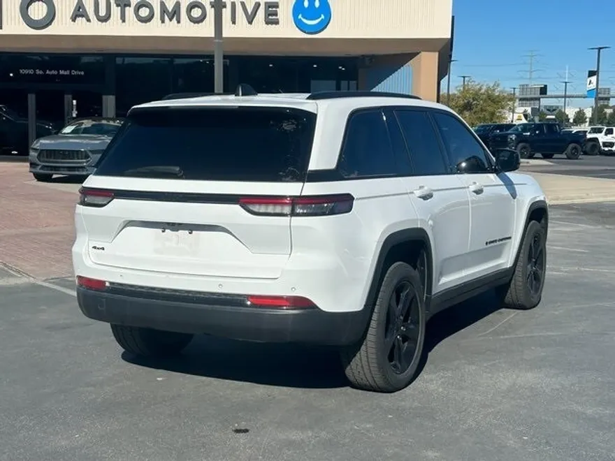 2023 Jeep Grand Cherokee Laredo photo 1