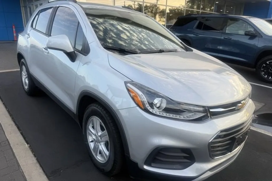 2021 Chevrolet Trax LT photo 1