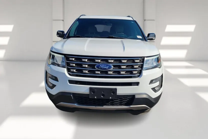2017 Ford Explorer XLT photo 1