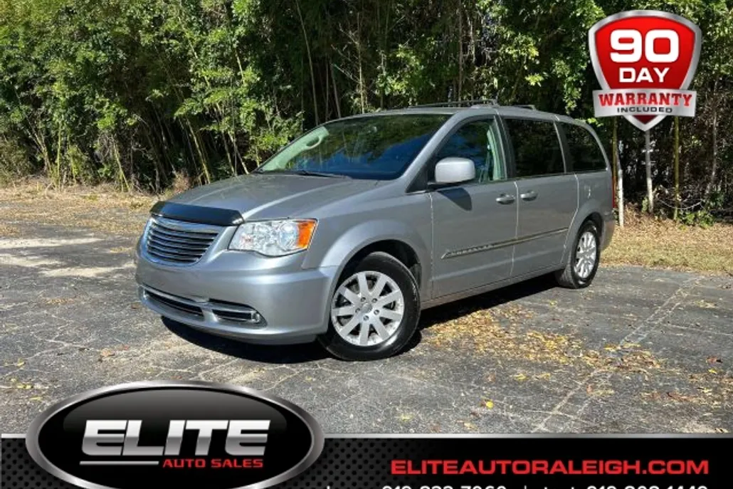 2016 Chrysler Town & Country Touring photo 1