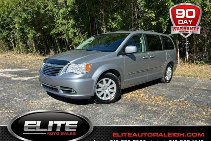 2016 Chrysler Town & Country Touring photo 1