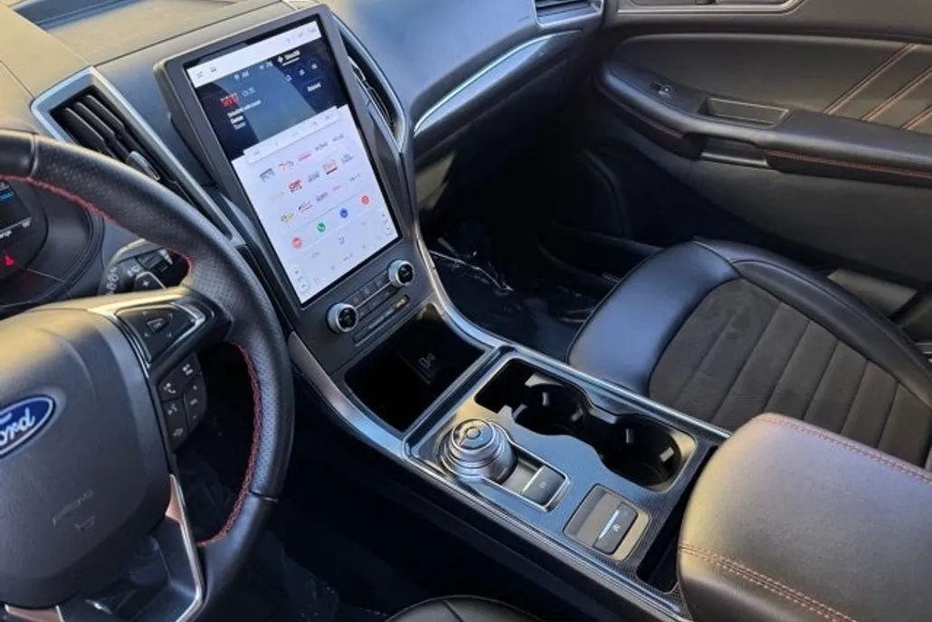 2022 Ford Edge ST photo 1